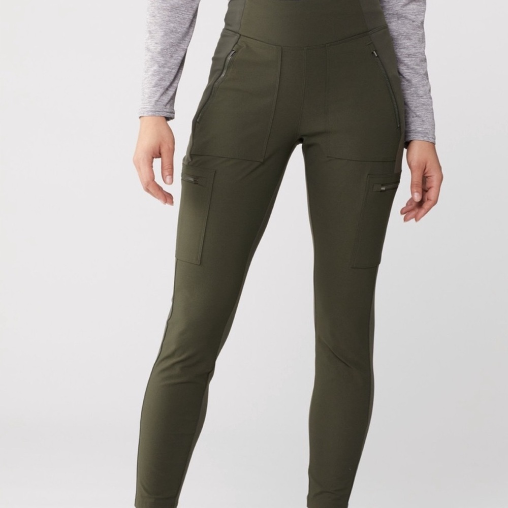 Athleta Highland Hybrid High Rise Cargo Legging, Aspen Olive, 8, EUC